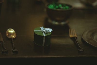绿色和白色盒子旁边的银叉